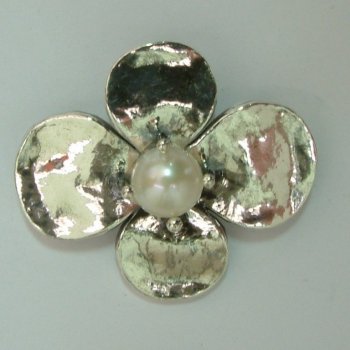 Brooch: C00091