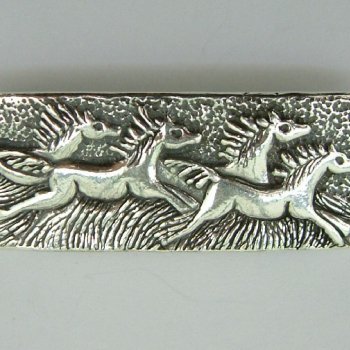 Brooch: C00095